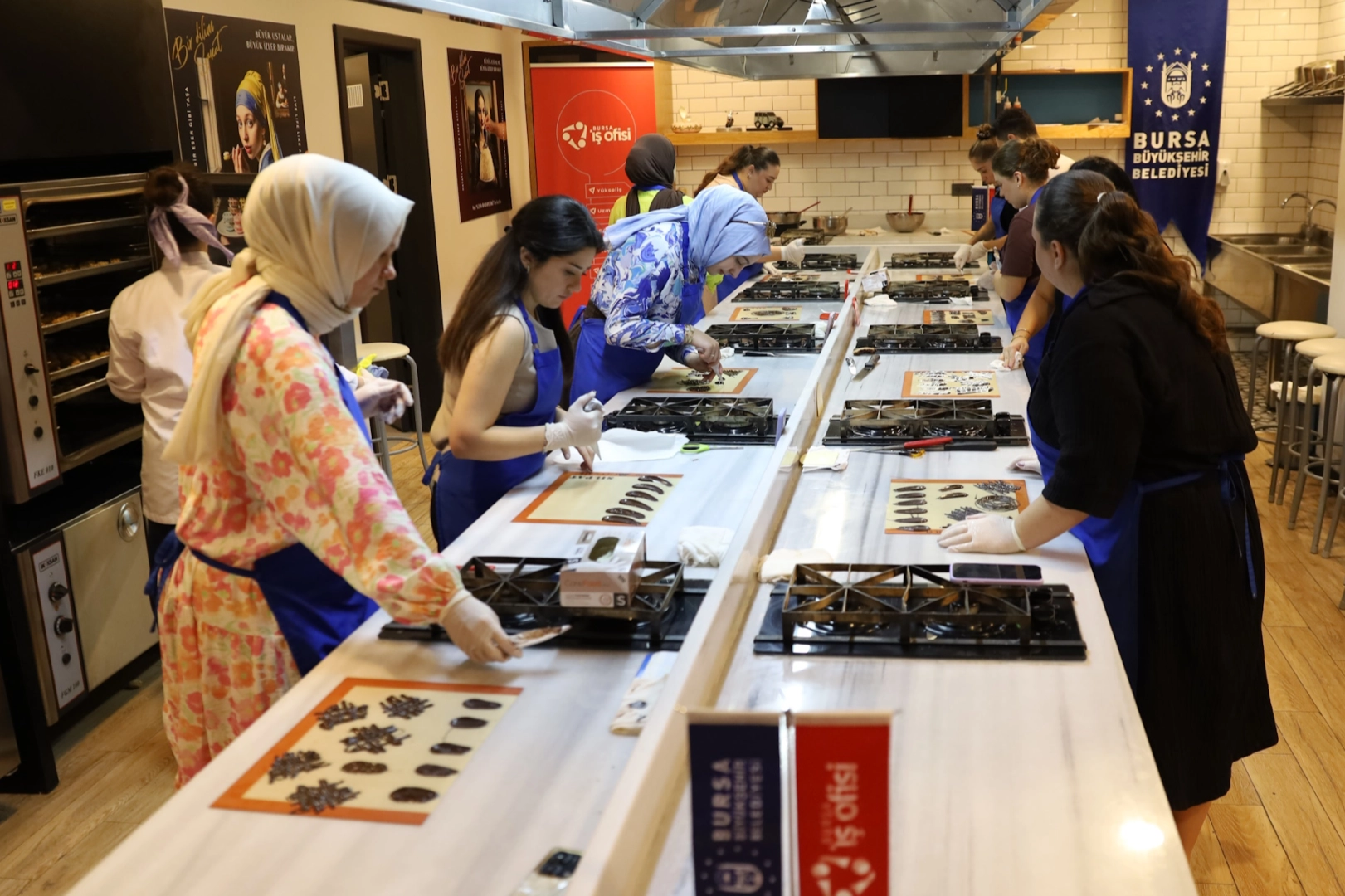 Bursa Büyükşehir'den kadınlara altın bilezik